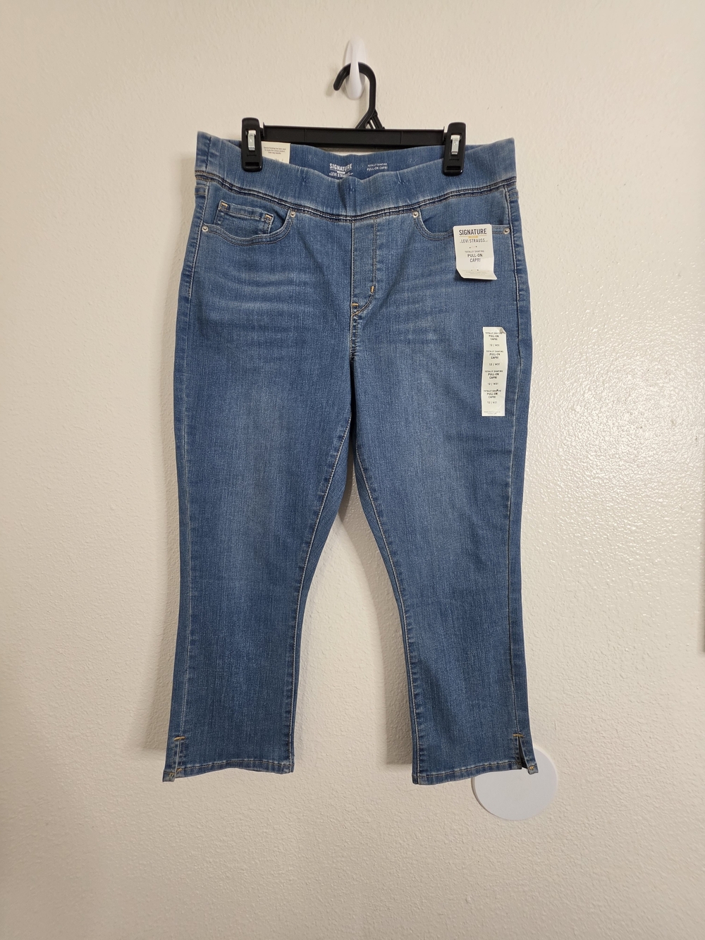 Levi's Signature Women's Blue Denim Totally Shaping Pull-On Capri Size 12